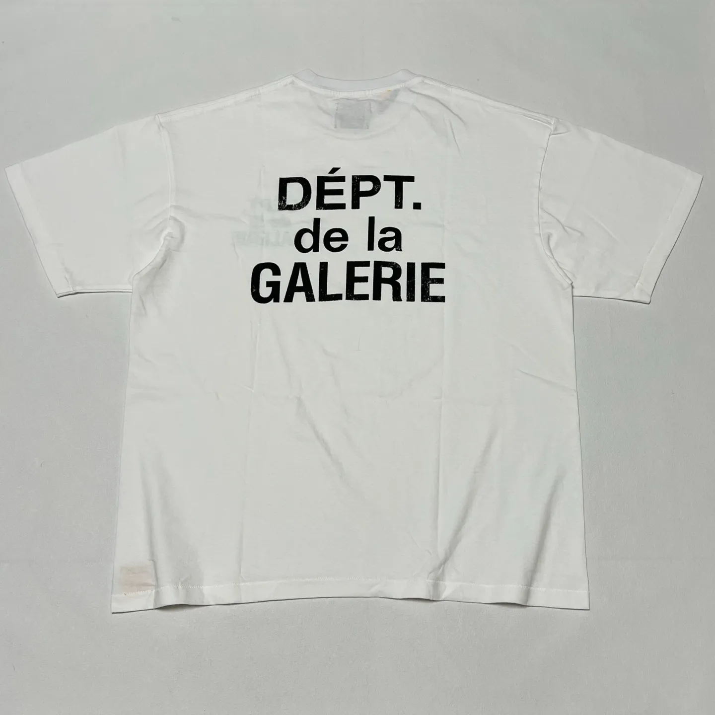 GALLERY DEPT. CLASSIC FRENCH TEE Classic French TEE White S-XL This time the return of the classic French Tee follows the newly replenished version of the official website. The printing is mottled and distressed. The main label/wash water label/code number label are also updated. The old style is newly made and the quality is increased.